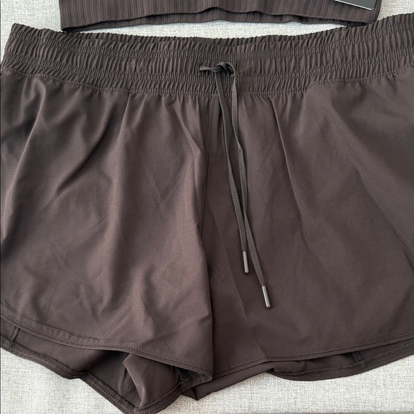 90 degree seamless Safari trail bra, and running shorts set - Picture 5 of 11